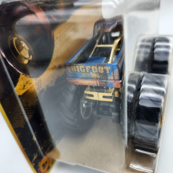 Hot Wheels Monster Trucks Bigfoot 50th Anniversary Trophy Champions - Picture 4 of 6